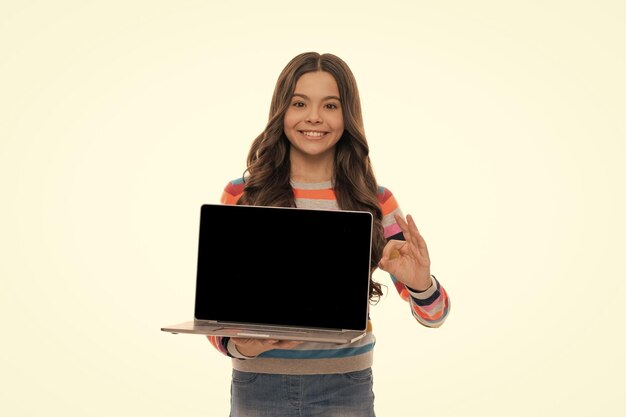 Ragazzo pronto per la lezione video ragazza adolescente con computer portatile educazione online torna a scuola