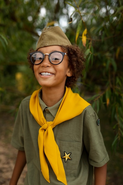 Ragazzo scout sorridente di tiro medio