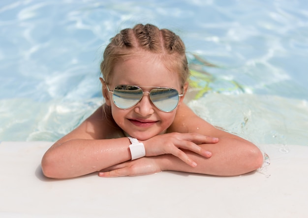 Ragazzo sdraiato a bordo piscina