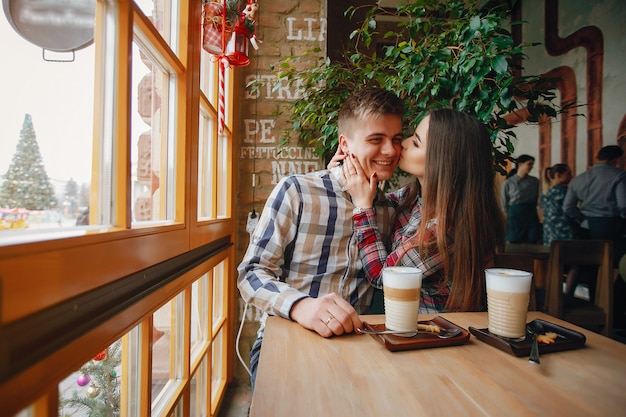 ragazzo seduto in un caffè e bere un caffè con la sua ragazza