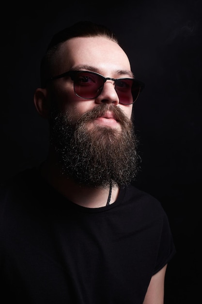 Ragazzo sexy barbuto brutale in occhiali alla modax9