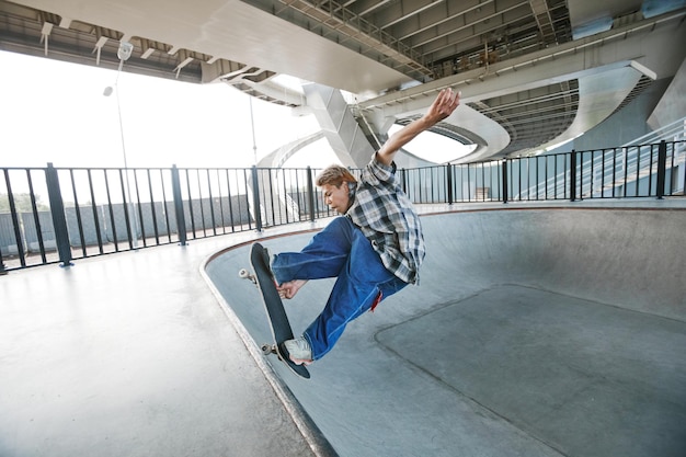 Ragazzo skateboard sulla rampa