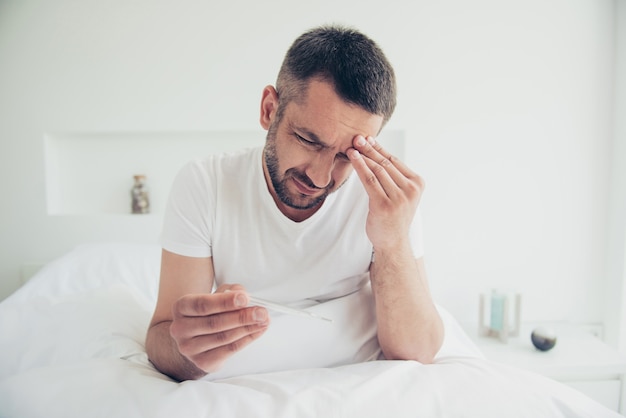 Ragazzo sofferente in posa nel suo letto