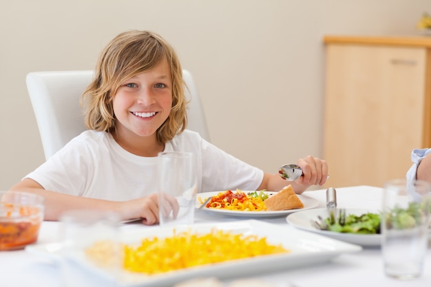 Ragazzo sorridente a tavola