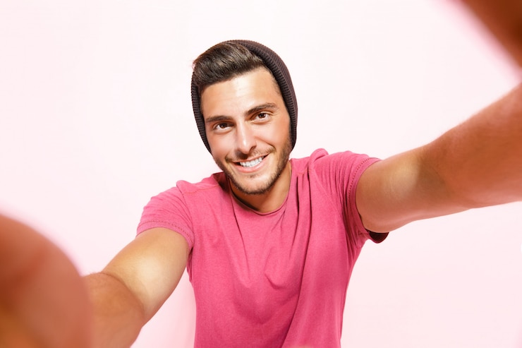 Foto ragazzo sorridente bello che fa selfie