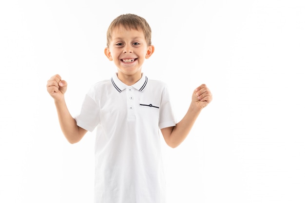 Ragazzo sorridente con capelli marroni e colpi con lo spazio della copia