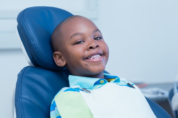 Ragazzo sorridente in attesa di un esame dentale