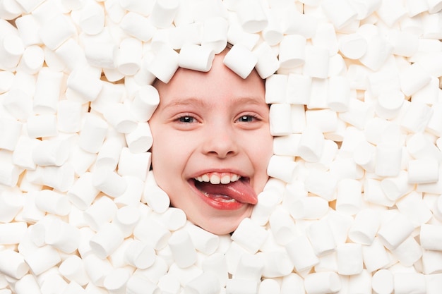 Ragazzo sorridente in marshmallow