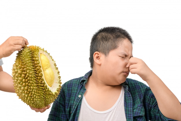 Ragazzo sovrappeso disgustato dalla frutta durian