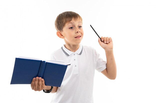 ragazzo spiega con un libro e una penna in mano su bianco