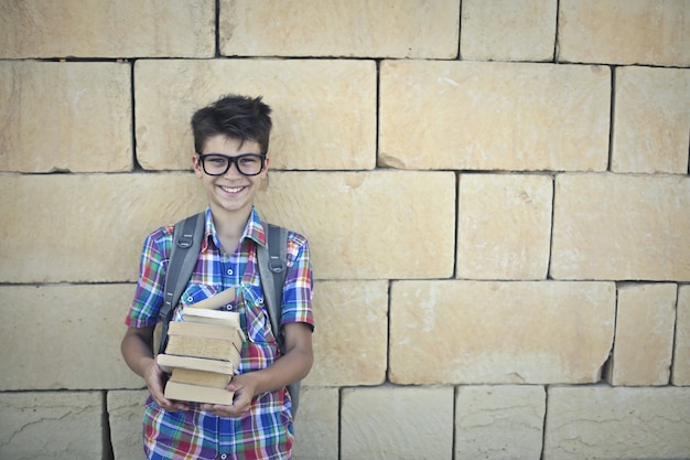 Ragazzo studente con libri