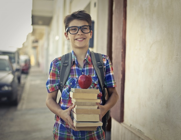 Ragazzo studente con libri