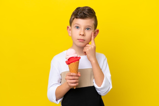 Ragazzo su sfondo isolato