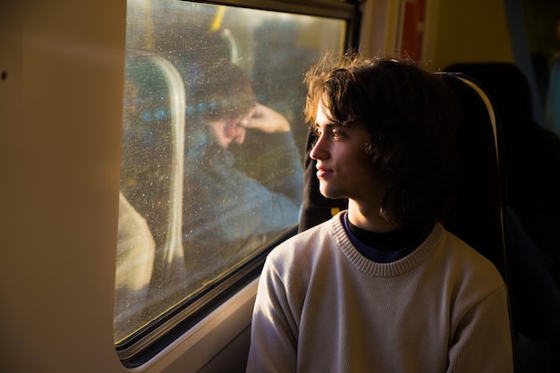 Ragazzo su un treno