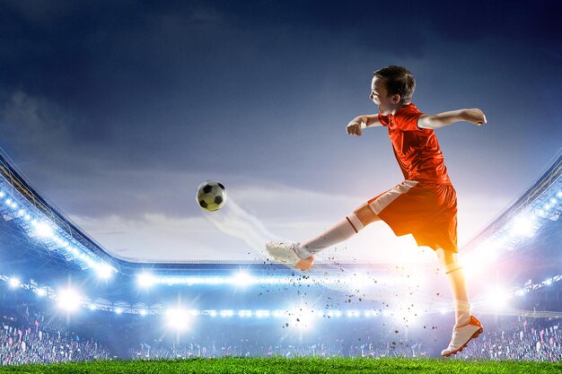 Ragazzo su uno stadio di calcio. Tecnica mista