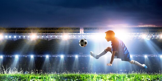 Ragazzo su uno stadio di calcio. Tecnica mista