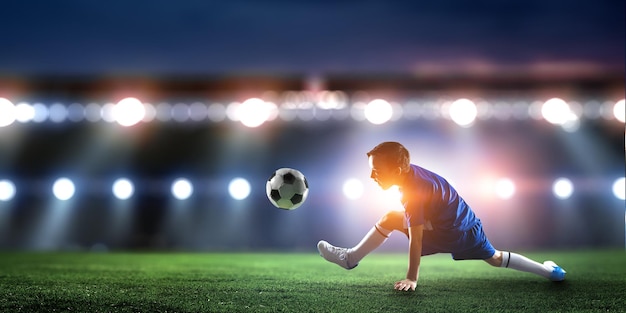 Ragazzo su uno stadio di calcio. Tecnica mista