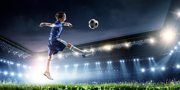 Ragazzo su uno stadio di calcio. Tecnica mista