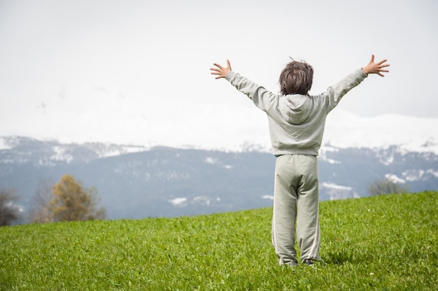 Ragazzo sul bellissimo prato di montagna