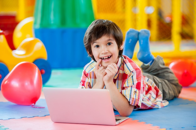 Ragazzo sul portatile al parco giochi