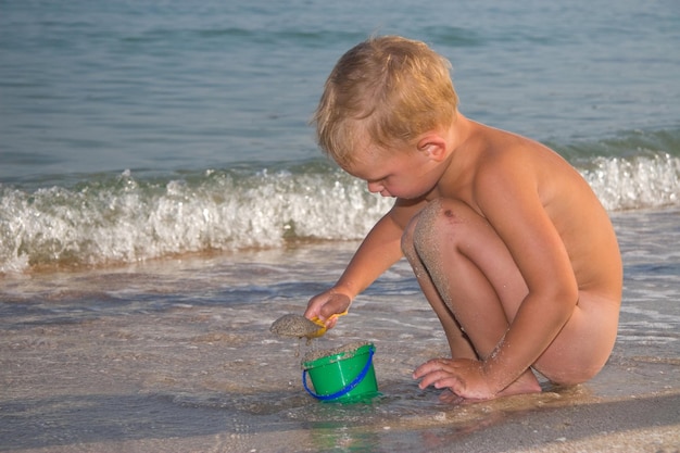 Ragazzo sulla costa del mare