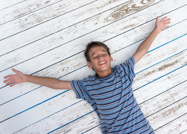 Ragazzo sulla priorità bassa del bordo bianco