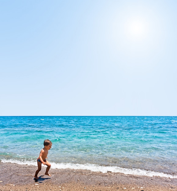 Ragazzo sulla spiaggia