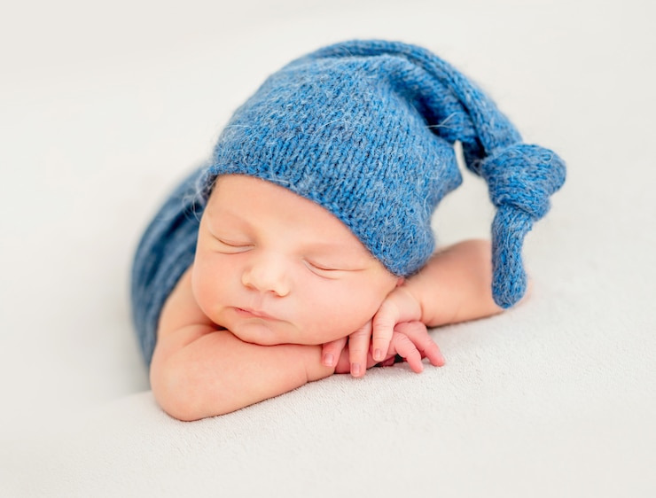 Foto ragazzo sveglio nel sonno blu del cofano