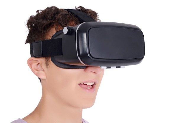 Ragazzo teenager allegro che usando gli occhiali di protezione di VR