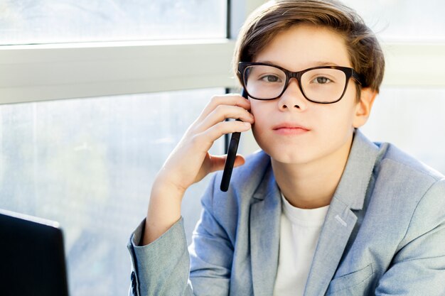 Ragazzo teenager che per mezzo del telefono cellulare