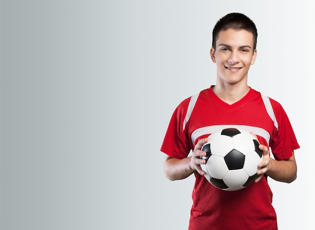 Ragazzo teenager sorridente con pallone da calcio