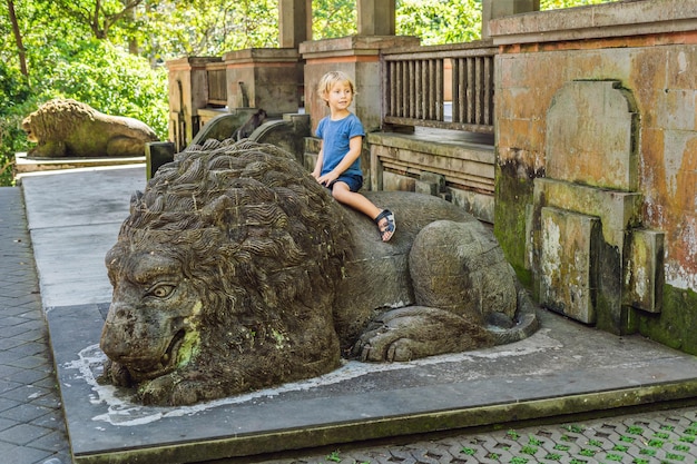 Ragazzo turista alla scoperta della foresta di Ubud nella foresta delle scimmie, Bali Indonesia. Viaggiare con il concetto di bambini