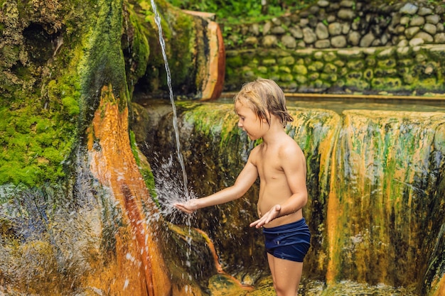 Ragazzo turistico a Belulang Hot Springs a Bali, Village Mengesta, Penebel District, Tabanan regency. Viaggiare con il concetto di bambini