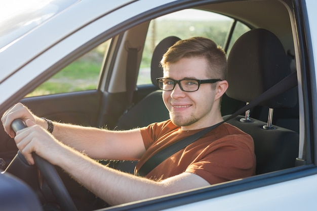 Ragazzo turistico in macchina. Concetti di viaggio e vacanze estive.