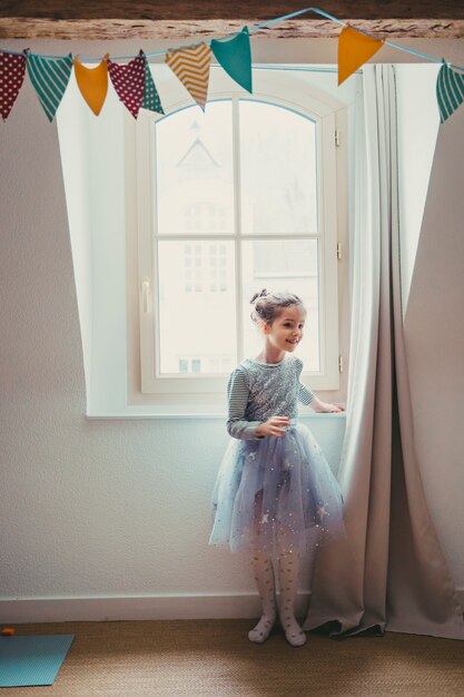 Ragazzo vestito da ballerino in camera da letto