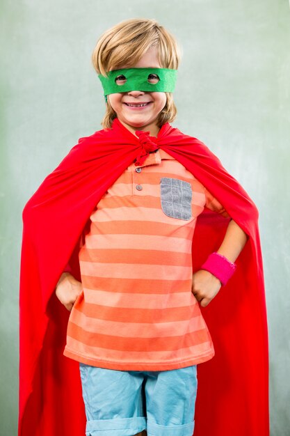 Ragazzo vestito da supereroe in piedi in aula