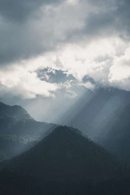 Raggi del sole sopra la montagna Sa Pa Vietnam