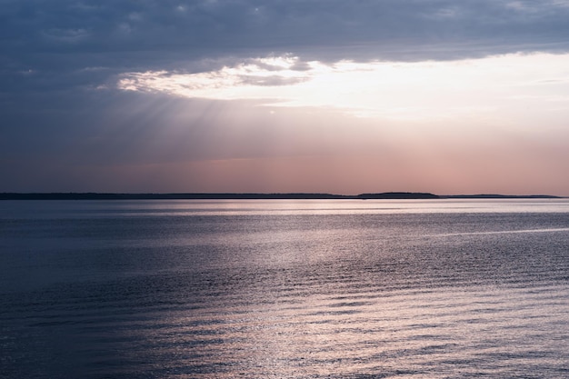 Raggi del tramonto sullo sfondo del paesaggio dell'oceano hd