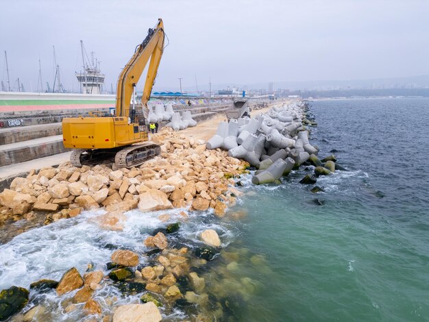 Raggi di blocchi di cemento lungo la spiaggia