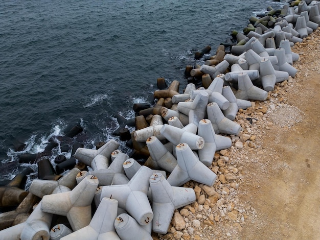 Raggi di blocchi di cemento lungo la spiaggia
