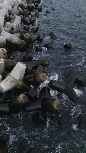 Raggi di blocchi di cemento lungo la spiaggia