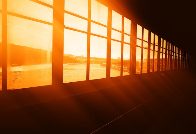 Raggi di luce del tramonto che arrivano attraverso lo sfondo delle finestre
