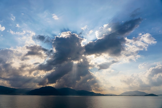 Raggi di sole attraverso le nuvole all'alba, isola di Koh Samui, Thailandia. Composizione della natura