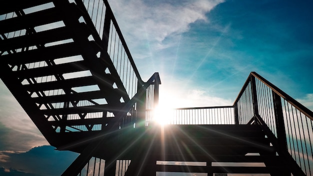 raggi di sole e cielo blu in estate