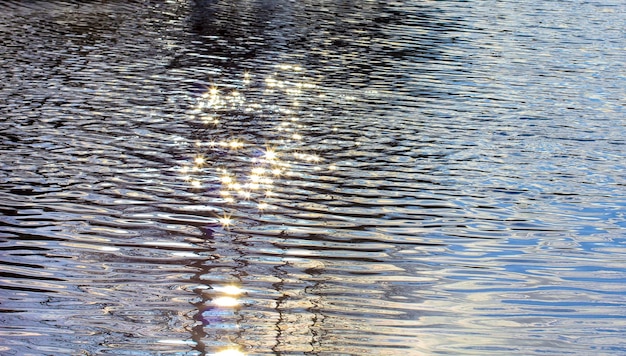 Raggi di sole nell'acqua del fiume