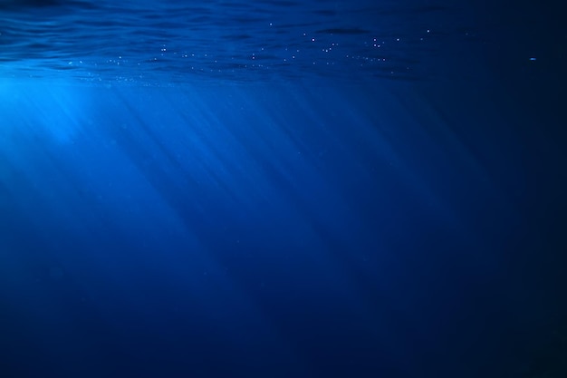 raggi subacquei dell'oceano di sfondo chiaro, sotto la luce del sole dell'acqua blu