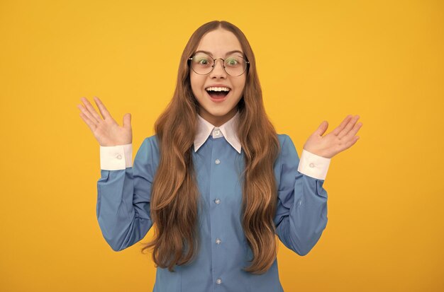 Raggiante di felicità Ragazza felice sfondo giallo Ragazza felice e infanzia Ritorno a scuola Giornata della conoscenza 1 settembre L'istruzione è la chiave del successo