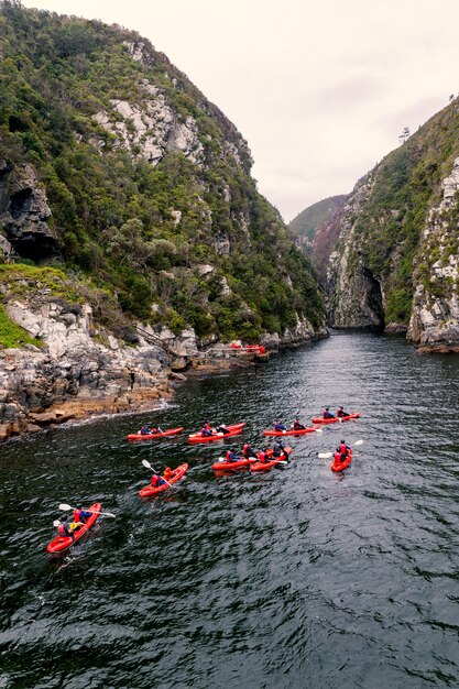 Raggruppi il kayak in canyon del fiume in Knysna, Sudafrica