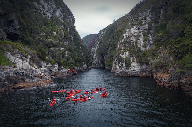 Raggruppi il kayak in canyon del fiume in Knysna, Sudafrica