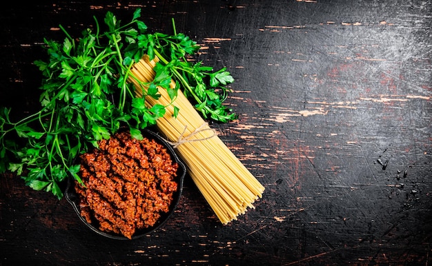 Ragù alla bolognese con prezzemolo e pasta secca